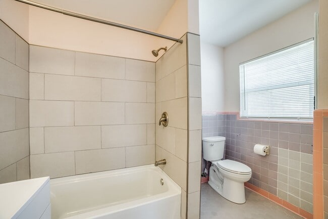 Building Photo - CHARMING MID-CENTURY HOME IN DELLVIEW