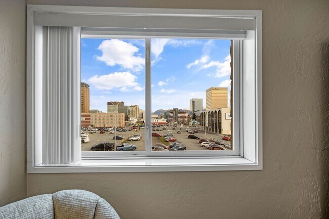 Building Photo - Perfect Downtown Furnished 1 BR Apartment