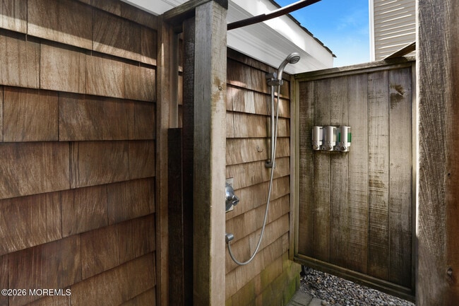 Building Photo - 565 Trout Ave