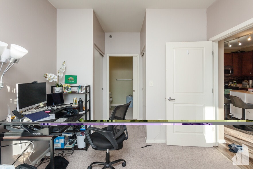 Building Photo - 1 E 8th St