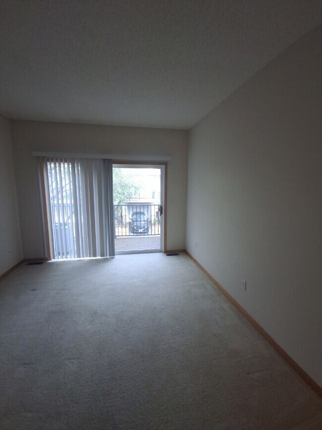Building Photo - Light & bright! 2 BR, 1.5 BATH Woodbury To...