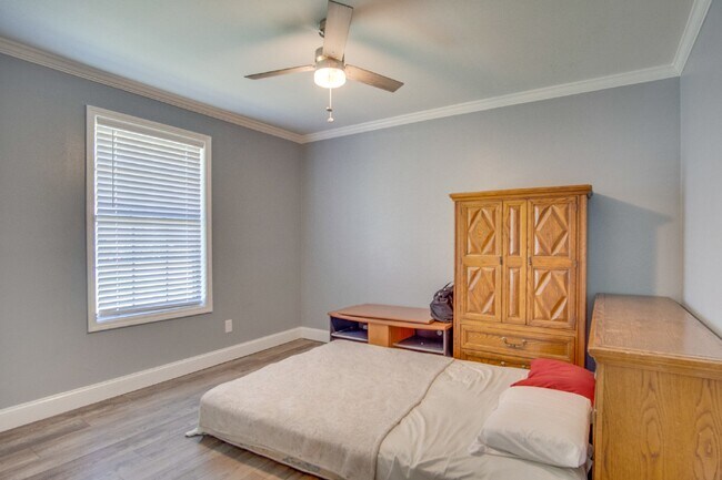 Building Photo - Modern and updated 3/ 2 bath ranch home in Old Hickory Subdivision of SW Pensacola Near NAS and P...
