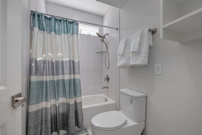 Building Photo - 521 Camden Dr