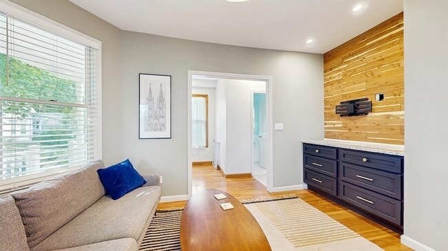 Building Photo - 14 Chestnut St