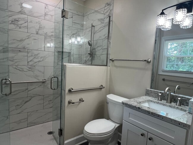 Building Photo - Stunning One Level Home located in central Johnson City!  