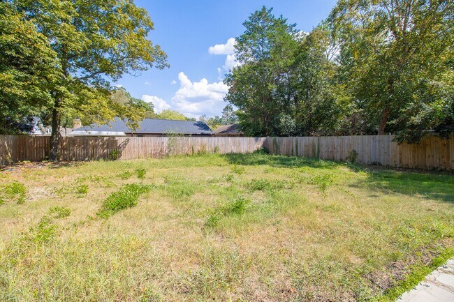 Building Photo - Charming 3-Bed, 3.5-Bath Home Near Augusta...