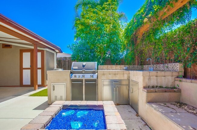 Building Photo - Single Story Duplex with Two Private Residences