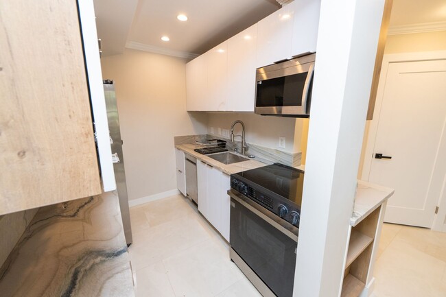 Building Photo - 1 Bedroom + Den / 1 Bath Condo w/ patio an...