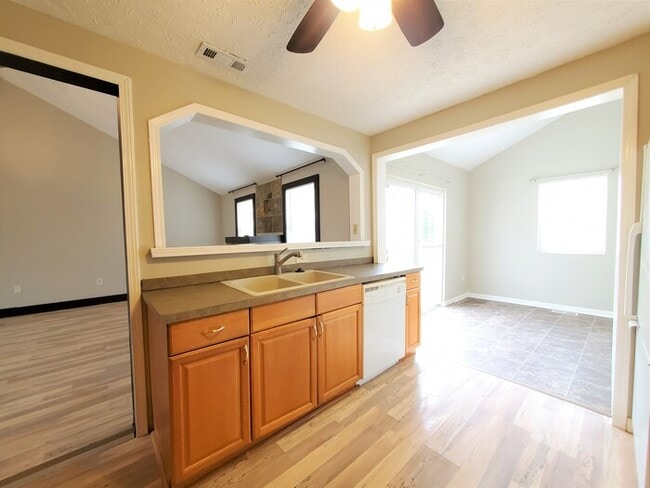 Building Photo - 1915 Little Ave