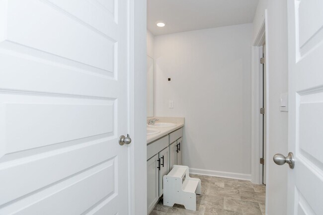 Building Photo - Beautiful 5 Bedroom 3 Bath