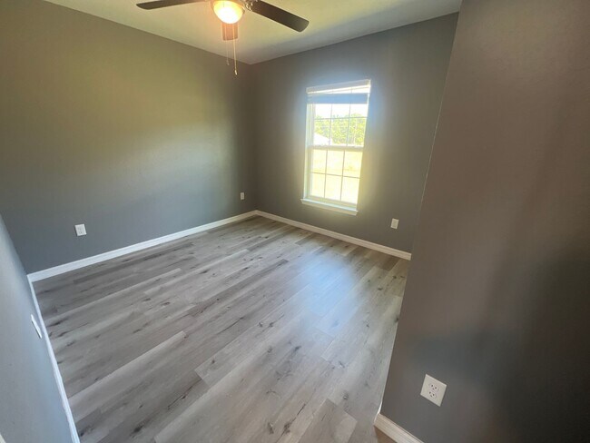 Building Photo - Custom Home - Desirable SE Ocala Neighborhood 3/2/2 **Won't Last**