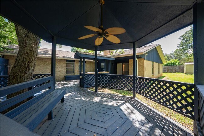 Building Photo - 807 Country Club Rd