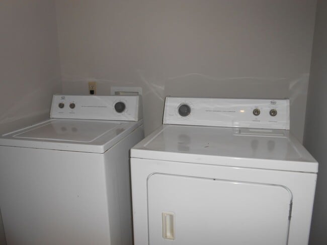 Building Photo - Leasing for 2026 available June 20 - Frank...