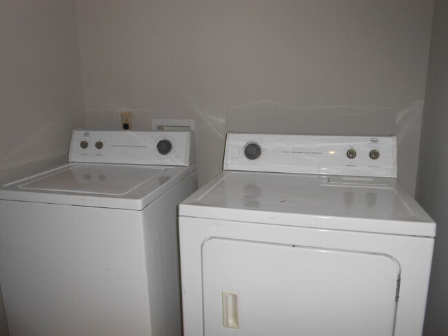 Building Photo - Leasing for 2026 available June 20 - Franklin Street 3 bedroom/2.5 Bath