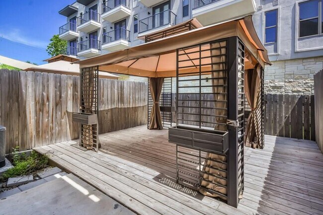 Building Photo - 607 W St Johns Ave