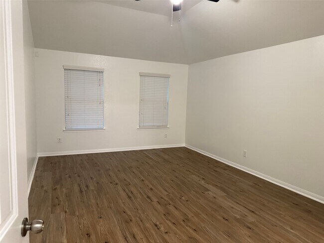 Building Photo - 958 Oak Glen Dr