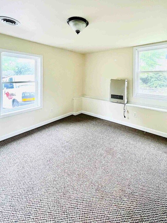 Building Photo - 5 bedroom, 2 bathroom house (29 East Terrace)