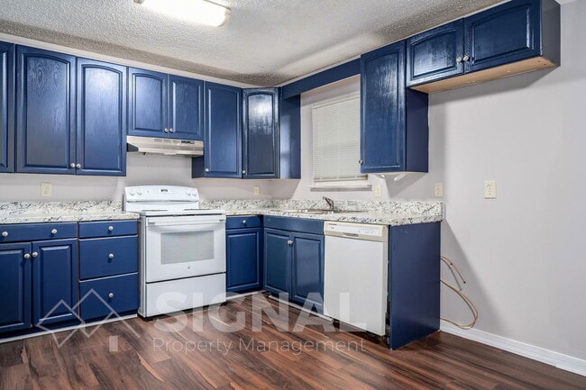 Building Photo - 515 8th Ave SW