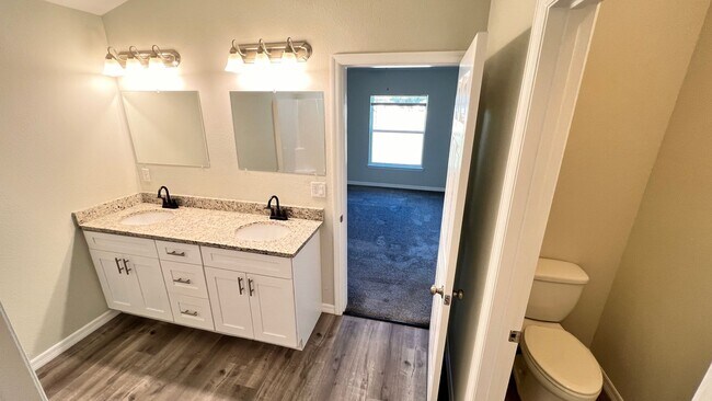 Building Photo - DISCOVER THE BEAUTIFUL 2 Bd/2Ba Duplex in Sebring!!