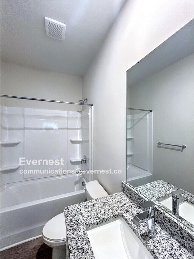 Building Photo - Charming 3-Bedroom Home with Comfortable L...