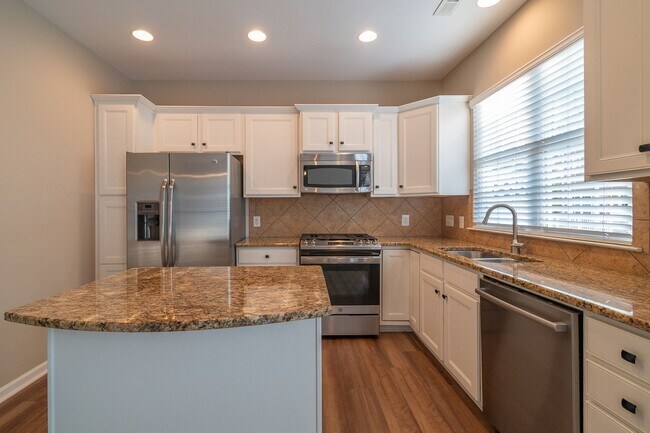 Building Photo - Gorgeous Townhome in the Heart of Fort Mil...