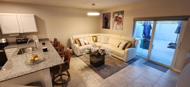 Building Photo - 1030 W Davis Pkwy