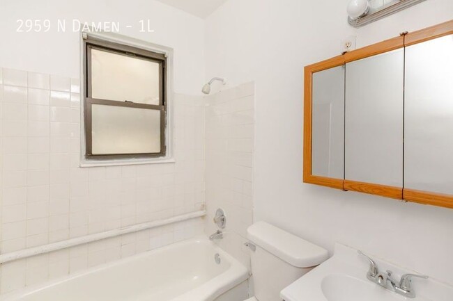 Building Photo - Cozy Studio in Lincoln Park!  Gas and Heat...