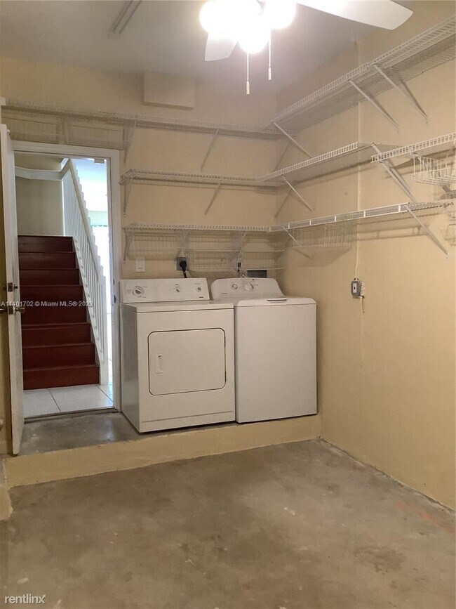 Building Photo - 3 br, 2.5 bath Townhome - 7661 S Southwood...