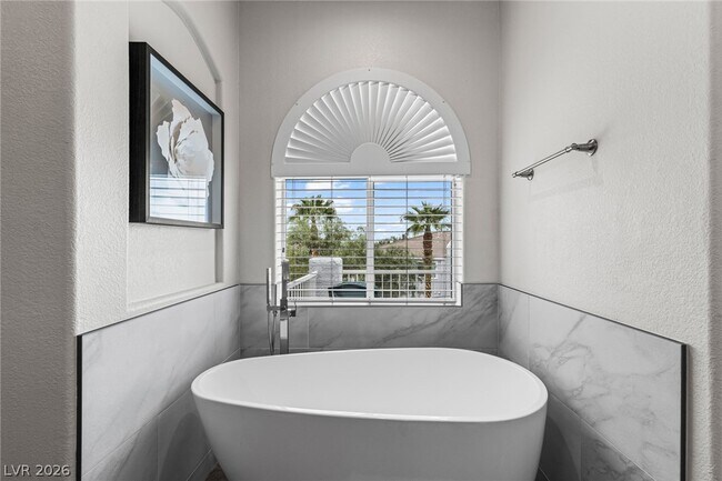 Building Photo - 275 Spectacular St