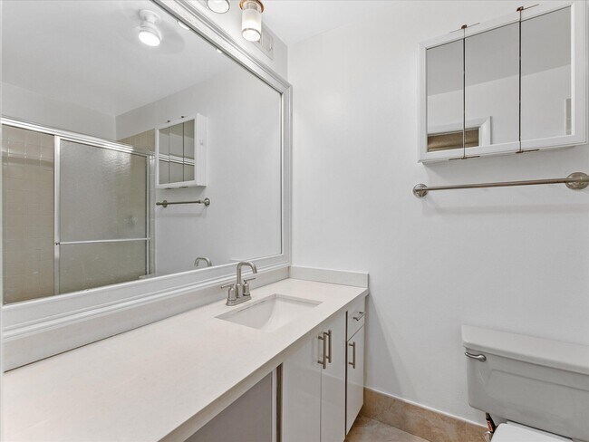 Building Photo - 1821 NE 40th Ct