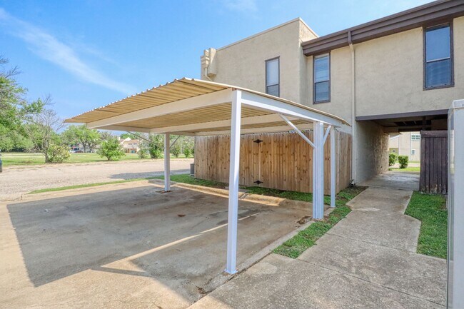 Building Photo - 413 Lakeway Dr