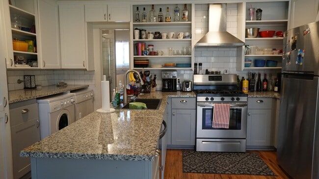 Building Photo - Charming 4 Bed, 2.5 Bath House Half Block ...