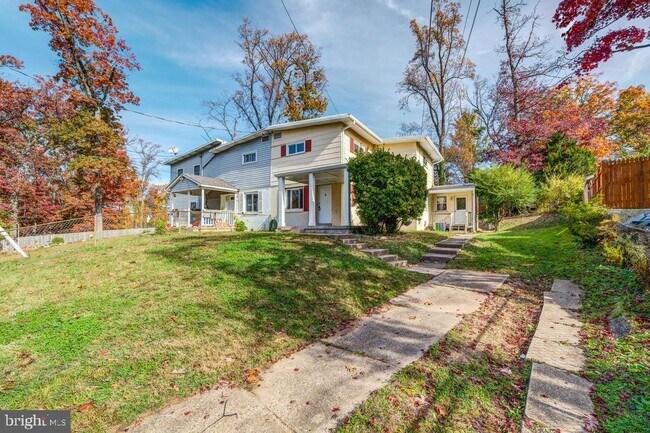 Building Photo - 10736 Maple St