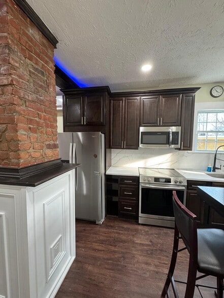 Building Photo - 252 Admiral St