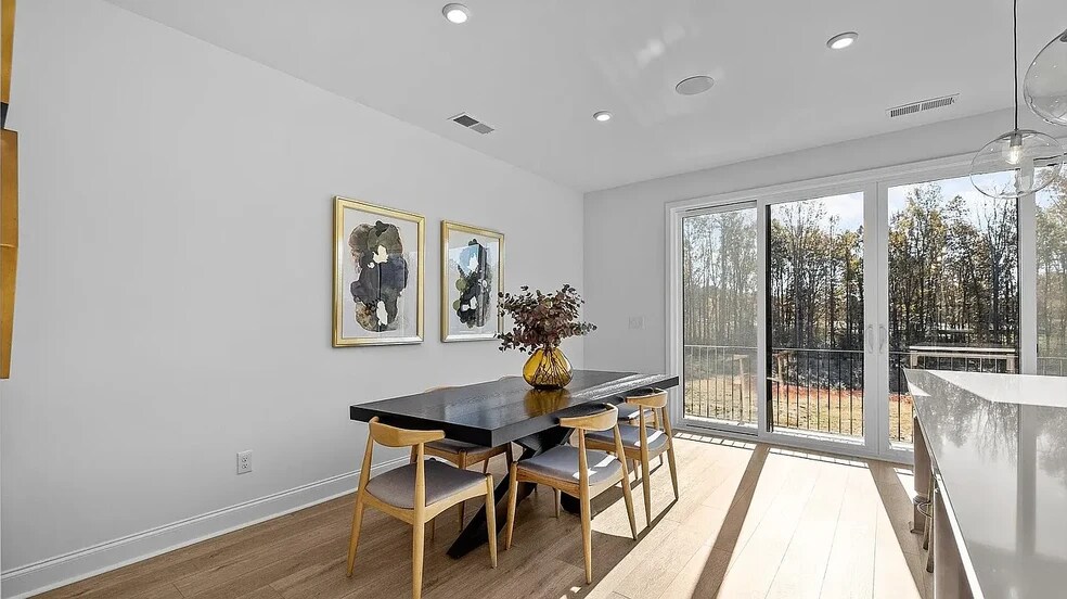 Dining - 15366 Ballancroft Pky