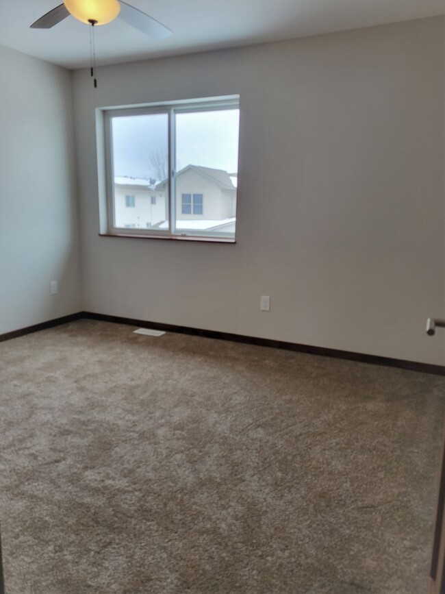 Building Photo - Middle Unit Townhouse