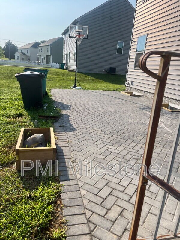 Building Photo - 9734 Dumbarton Dr