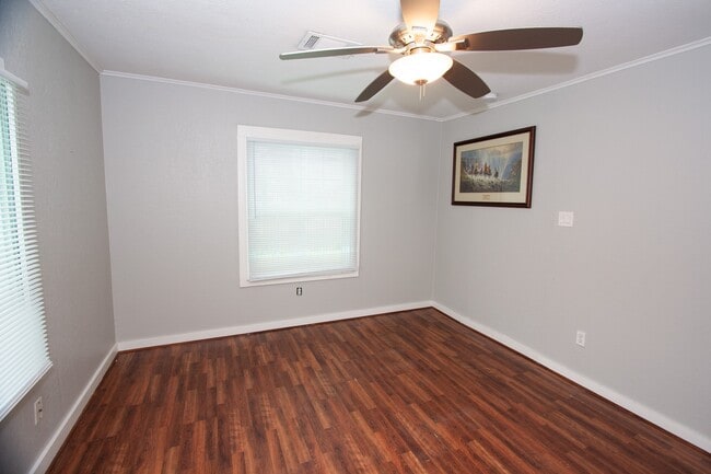 Building Photo - 2422 Lone Oak Rd