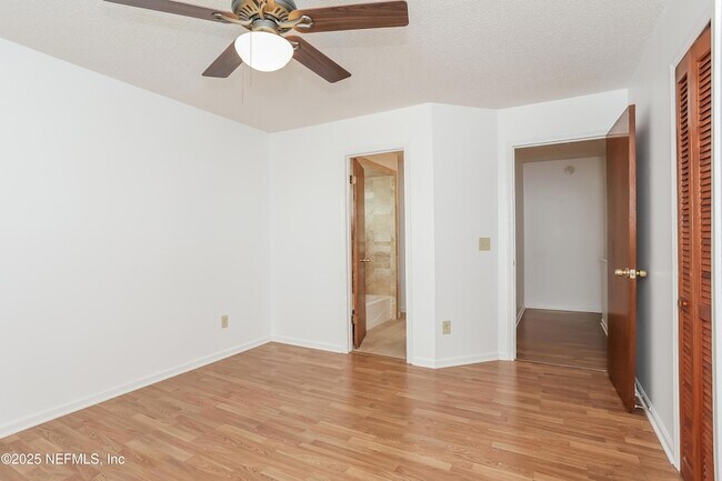 Building Photo - 844 7th Ave S