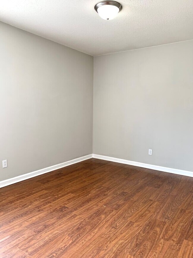 Building Photo - 212 Bradley Ct