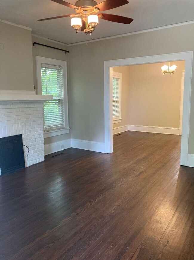 Building Photo - Spectacular Bungalow, Right Outside Uptown!
