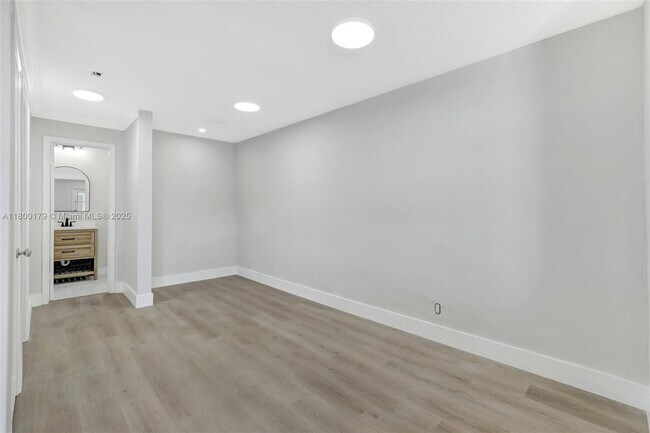 Building Photo - 5450 Hollywood Blvd