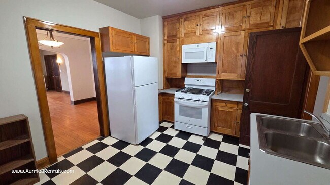 Building Photo - 2 bedroom 1 bath main level with office and porch.