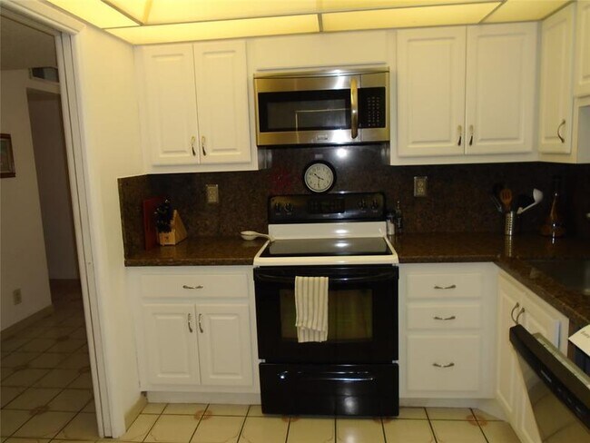 Building Photo - 3165 NE 48th Ct