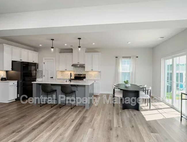 Building Photo - 200 Hollythorpe Ln