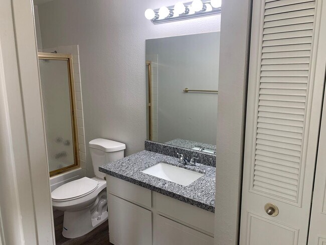 Building Photo - 2 Bed Condo