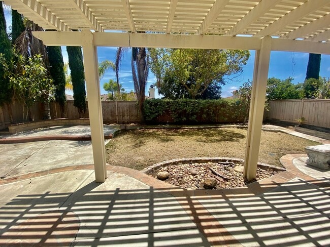 Building Photo - Elegant 5 Bedroom Home With Sweeping Staircase and Tons of Space!