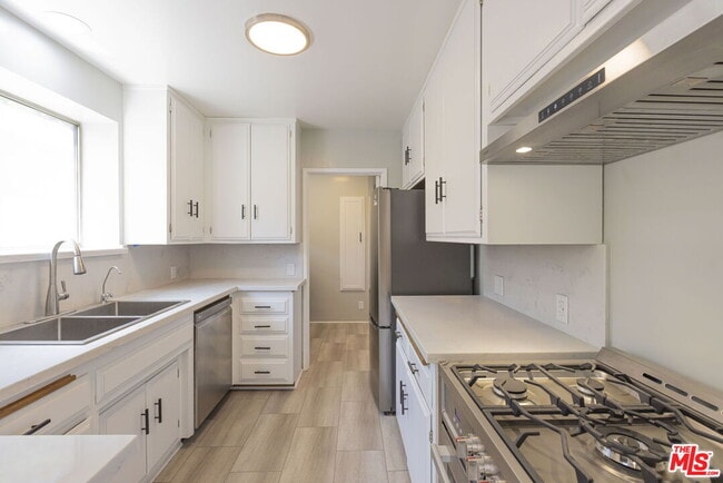 Building Photo - 2547 Canyon Dr