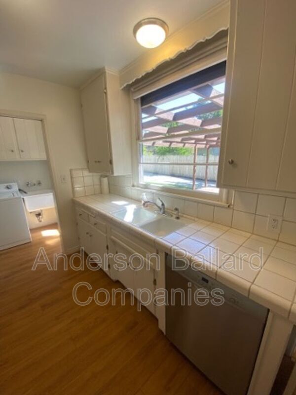 1025 Salisbury Ct 1025 Salisbury Ct Flintridge CA 91011 Apartment