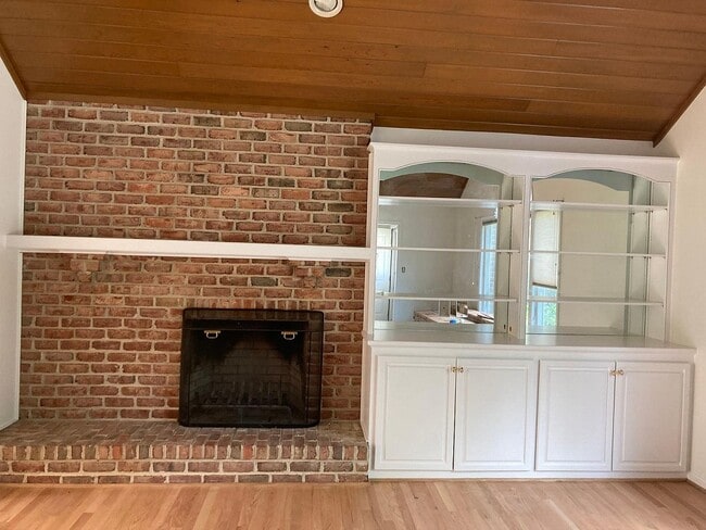 Building Photo - 701 Dogwood Ln